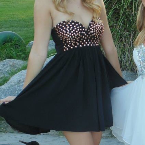 DRESSES - Picture 4 of 7